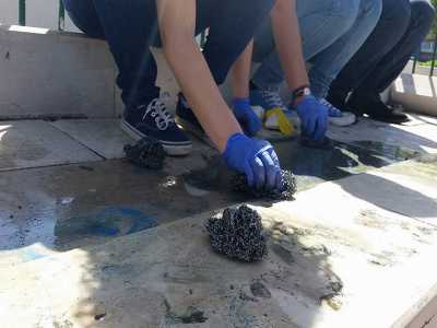L'associazione "Lucidafollia" dallo scorso gennaio cura alcuni angoli di Valenzano con interventi di "retake": si tratta di azioni volte a ripulire i luoghi pubblici vandalizzati e a sensibilizzare il resto della cittadinanza al rispetto dei beni comuni